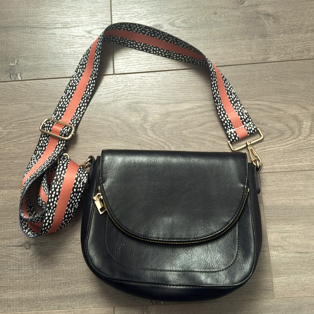 Great black purse with removable guitar strap.